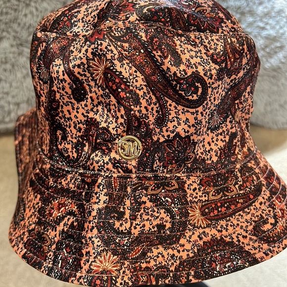 Steve Madden Women’s Paisley/Solid Reversible Bucket Hat “NWT” - Picture 3 of 7
